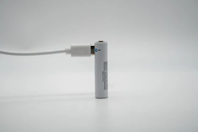 Qual è la differenza tra batterie al litio ricaricabili e batterie a secco?